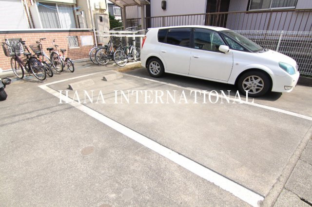 ファーストコーポラス９の駐車場