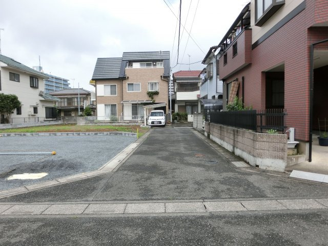 鴻巣市本町５丁目の売地の前面道路含む現地写真