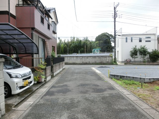 鴻巣市本町５丁目の売地の前面道路含む現地写真