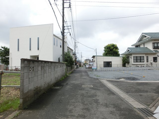 鴻巣市本町５丁目の売地の前面道路含む現地写真