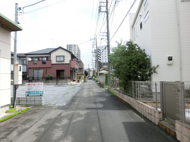 鴻巣市本町５丁目の売地の前面道路含む現地写真
