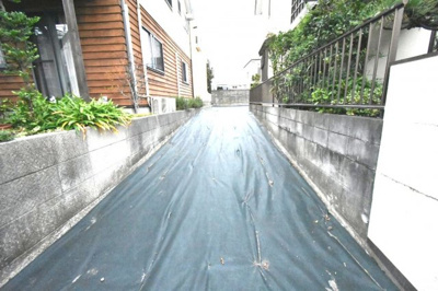 【外観】 | 茅ヶ崎市東海岸南３丁目　売地 | 路地状敷地ですが、幅員約３ｍあり、車両の駐車もしやすい広さです。駐車場として３台程度までの設定も可能です。