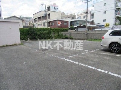 【駐車場】 | ミドービル（八戸ノ里賃貸） | 駐車場に車を止められます