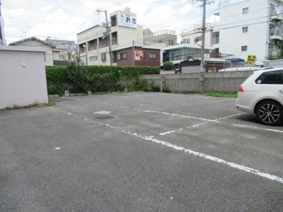 【駐車場】 | ミドービル（八戸ノ里賃貸） | 駐車場に車を止められます