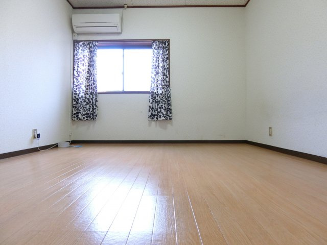 ヤングタウンの居間・リビング|同物件別部屋イメージ写真