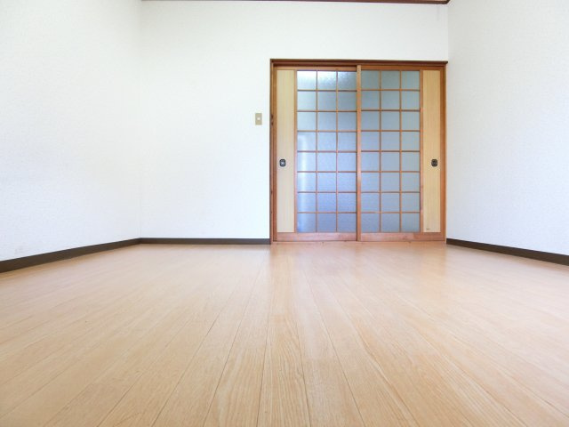 ヤングタウンの居間・リビング|同物件別部屋イメージ写真