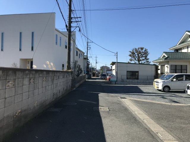 鴻巣市本町５丁目の売地の前面道路含む現地写真|南東道路