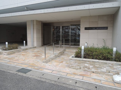 【エントランス】 | ルモンドヴェール宮前平 | 東急田園都市線「宮前平」駅徒歩25分！又はバス8分「犬蔵小学校前」停徒歩2分！
