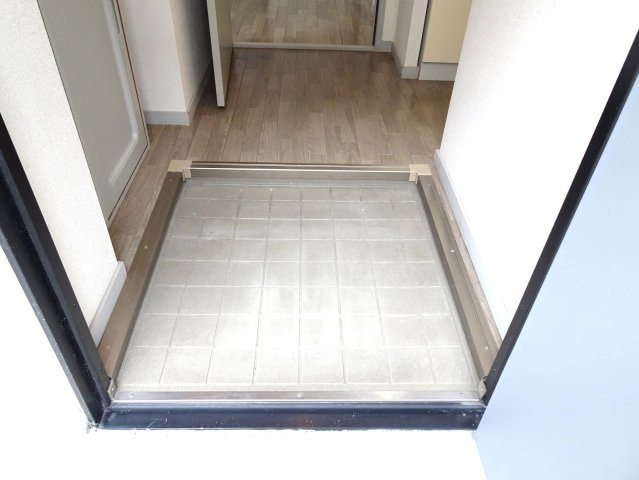 廣美ハイツの玄関