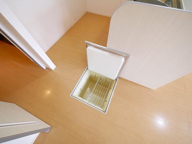 メゾン　エスポワールの居間・リビング|こちらのリビングで趣味の時間をお楽しみください