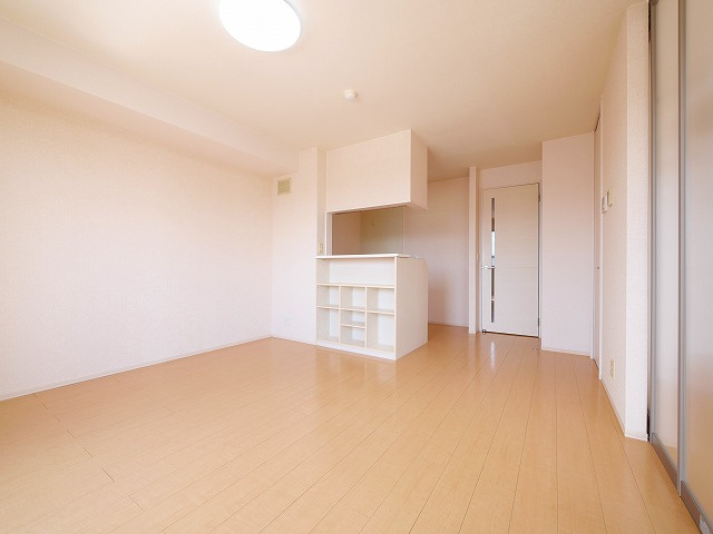 メゾン　エスポワールの居間・リビング|こちらのリビングで趣味の時間をお楽しみください