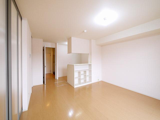 メゾン　エスポワールの居間・リビング|こちらの居間で趣味の時間をお楽しみください