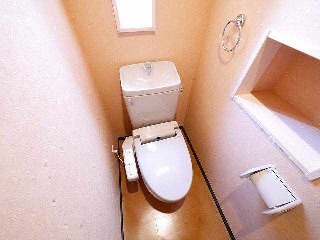 プレジール（西大寺小坊町）のトイレ|小窓や収納棚付きの嬉しいトイレ