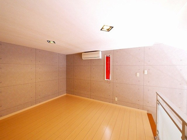 プレジール（西大寺小坊町）の寝室|小窓付きなので換気も快適
