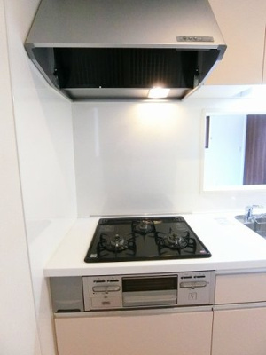 【キッチン】 | プチ・ヴィラージュA | 3口ガスコンロ/グリル付きシステムキッチンです☆3口コンロは複数の調理を同時にできるので時短にもGOOD☆