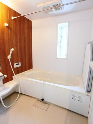 【浴室】 | プチ・ヴィラージュA | 追い焚き機能・浴室暖房乾燥機＆物干しバー付きバスルーム♪窓があるので湿気対策もバッチリ！ゆったりバスタイムでリラックス☆