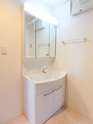 【洗面所】 | プチ・ヴィラージュA | 角度の変えられる3面鏡付きの洗髪洗面化粧台です♪朝のバタバタに大活躍！お化粧する時にも便利☆