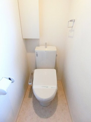 【トイレ】 | プチ・ヴィラージュA | トイレは温水洗浄便座付き♪人気のバストイレ別です♪窓があるので換気もOK！小物を置ける便利な棚やタオルハンガーも付いています☆