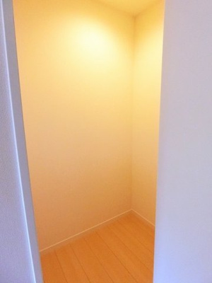 【収納】 | プチ・ヴィラージュA | 廊下にある収納スペースです！高さがある収納で、かさ張るお掃除用品などもすっきり収納できて便利☆