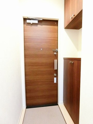 【玄関】 | プチ・ヴィラージュA | 玄関には上下タイプのシューズボックス付き！間のスペースは飾り棚や小物置き場として活用できます♪