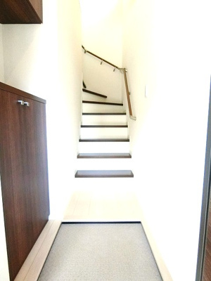 【玄関】 | プチ・ヴィラージュA | 玄関から室内への景観です！階段を上がった2階にお部屋があります☆