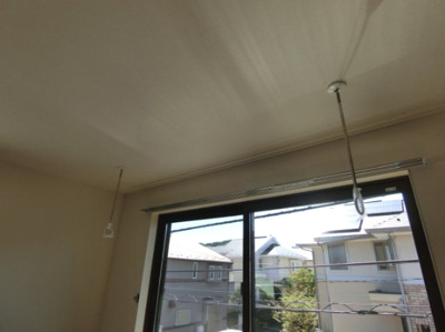 【設備】 | プチ・ヴィラージュA | 洋室6.1帖のお部屋にある室内物干しです！雨の日やお出掛け時の室内干しにとても便利☆花粉や梅雨の時期に重宝しますね♪