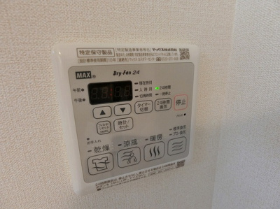【設備】 | プチ・ヴィラージュA | バスルームの浴室暖房乾燥機で外に干せないお洗濯物もすっきり乾きます♪雨の日のお洗濯もバッチリ！