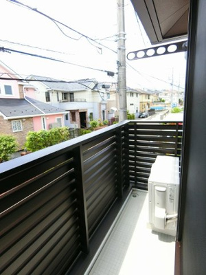 【バルコニー】 | プチ・ヴィラージュA | バルコニーは南西向きなので、お洗濯物はお昼からでも乾きそう♪お洗濯物を干したり、気分転換をするにもおすすめです☆