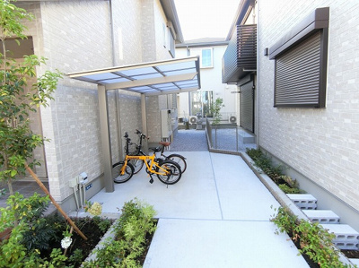 【その他共用部分】 | プチ・ヴィラージュA | 屋根付きの駐輪場で雨が降っても大切な自転車が濡れません♪荷物が重いときに自転車があれば助かりますね！