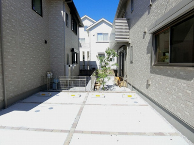 【駐車場】 | プチ・ヴィラージュA | いつでも目の届く敷地内に駐車場があります♪お車をお持ちのファミリーさんにオススメです☆