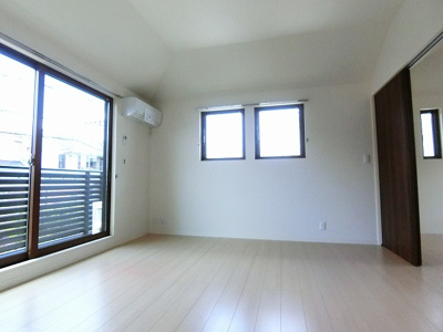 【居間・リビング】 | プチ・ヴィラージュA | 南西向きリビングダイニングキッチン12.1帖☆バルコニーに繋がる二面採光のお部屋です♪エアコン付きで1年中快適に過ごせますね☆