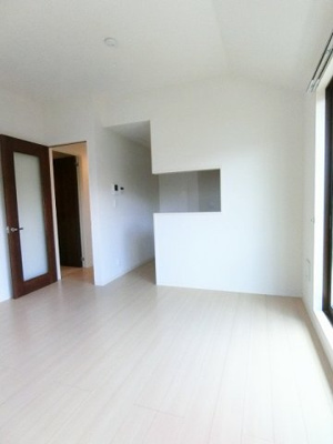 【居間・リビング】 | プチ・ヴィラージュA | 南西向きリビングダイニングキッチン12.1帖☆女性に人気なカウンターキッチンです！椅子とテーブルを囲んで家族団欒の時間を過ごせます♪