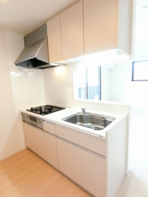 【キッチン】 | プチ・ヴィラージュA | 白を基調としたシステムキッチンです！窓があるので換気もOK♪場所を取るお鍋やお皿もたっぷり収納できてお料理がはかどります☆