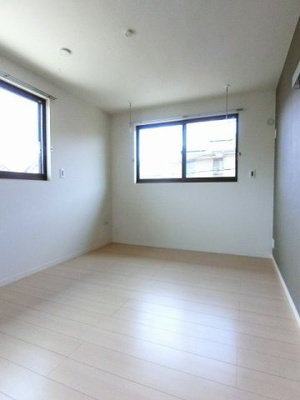 【洋室】 | プチ・ヴィラージュA | 南西向き洋室6.1帖☆二面採光洋室のお部屋です！ベッドを置いて寝室にするのもオススメです☆便利な室内物干しも完備しています◎