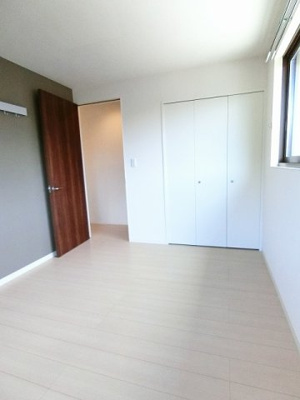 【寝室】 | プチ・ヴィラージュA | 南西向き洋室6.1帖☆クローゼットがあります！壁にはピクチャーレールがあり、絵や写真が飾れます☆