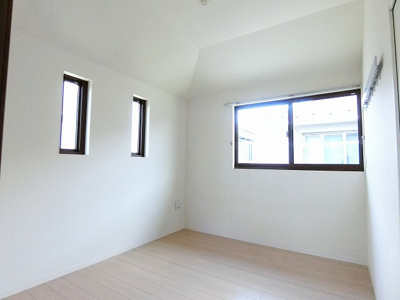 【洋室】 | プチ・ヴィラージュA | 洋室5.3帖☆リビングダイニングキッチンから繋がる二面採光のお部屋です！子供部屋や書斎・寝室など多用途に使えそう♪