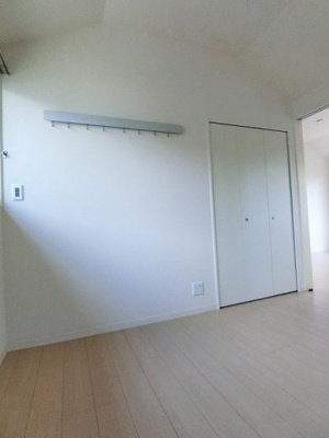 【子供部屋】 | プチ・ヴィラージュA | 洋室5.3帖☆こちらのお部屋にもクローゼットがあります！お洋服がスッキリ収納できて、整理しやすくなりますね☆壁にはピクチャーレールもあります☆