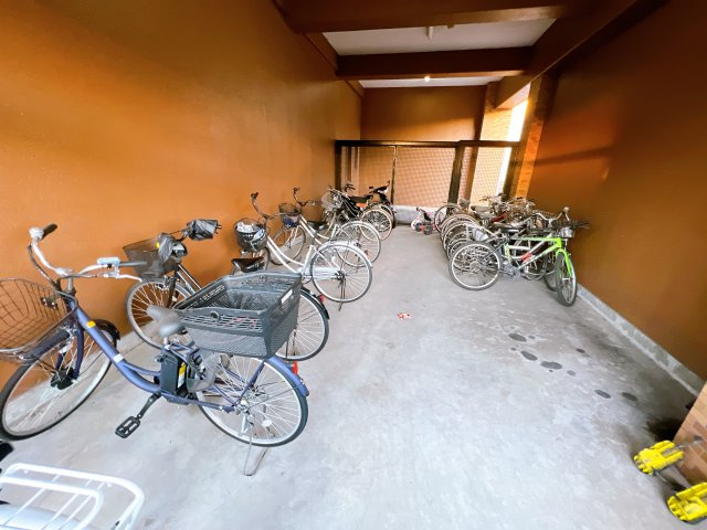 イーストタウンの駐車場