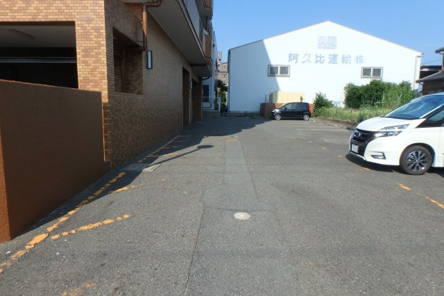 イーストタウンの駐車場