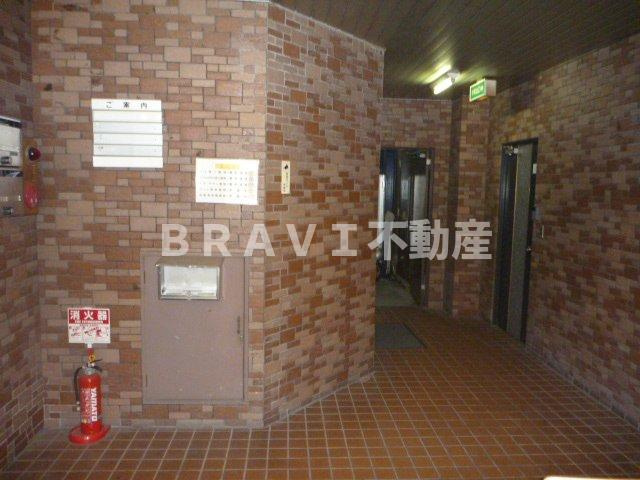 KTI南森町　BRAVI不動産のエントランス|落ち着いたエントランスです
