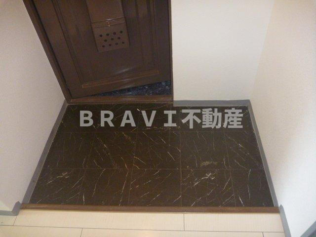 KTI南森町　BRAVI不動産の玄関|収納もある玄関です