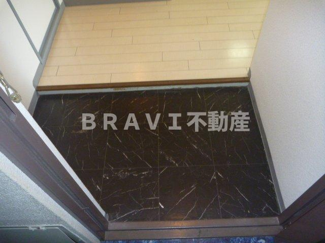 KTI南森町　BRAVI不動産の玄関|明るい玄関です