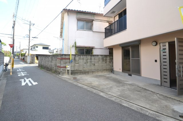 堺市東区日置荘西町　一戸建の前面道路含む現地写真