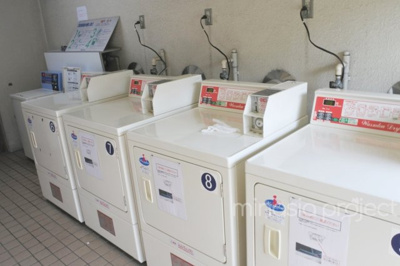 【その他共用部分】 | ユースピア大倉山 | 1階にはコインランドリーがあり、毛布などのお洗濯にも大活躍してくれそうです