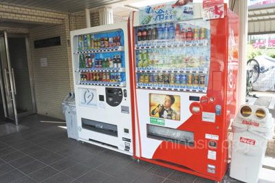 【エントランス】 | ユースピア大倉山 | エントランス前には自動販売機がございます