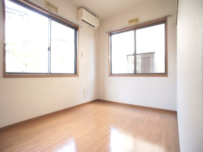 【寝室】 | レジデンス・ノヴァF | 快適に過ごせる2台目のエアコンが付いています♪