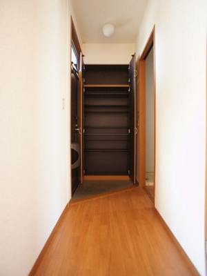 【玄関】 | レジデンス・ノヴァF | たくさん収納できるシューズボックスが付いています♪