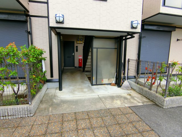ビューラー和泉Bのエントランス