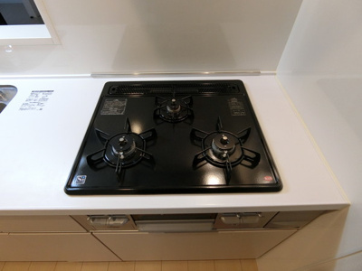 【キッチン】 | プチ・ヴィラージュD | 3口ガスコンロ/グリル付きシステムキッチンです☆3口コンロは複数の調理を同時にできるので時短にもGOOD☆グリルがあるとお料理の幅が広がりますね♪