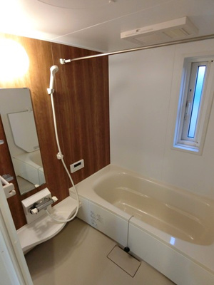 【浴室】 | プチ・ヴィラージュD | 追い焚き機能・浴室暖房乾燥機付きバスルーム♪雨の日のお洗濯にも便利な物干しバー完備！換気のできる小窓付きです♪お風呂に浸かって一日の疲れもリフレッシュ♪